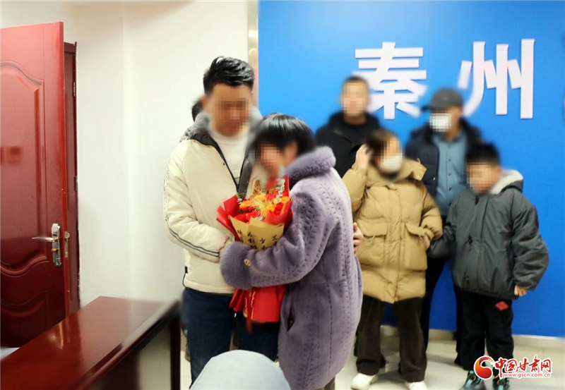 跨越32年的擁抱：榆中警方助被拐32年岳某與母親團聚