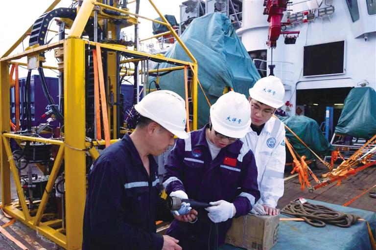 燈火映團(tuán)圓 奮斗寫(xiě)擔(dān)當(dāng)